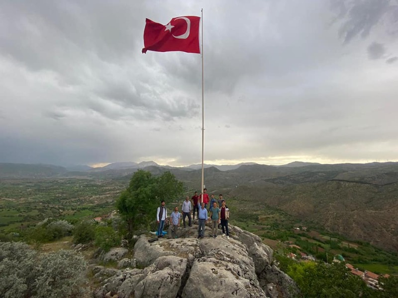 Gençler Dev Türk Bayrağını dalgalandırdı